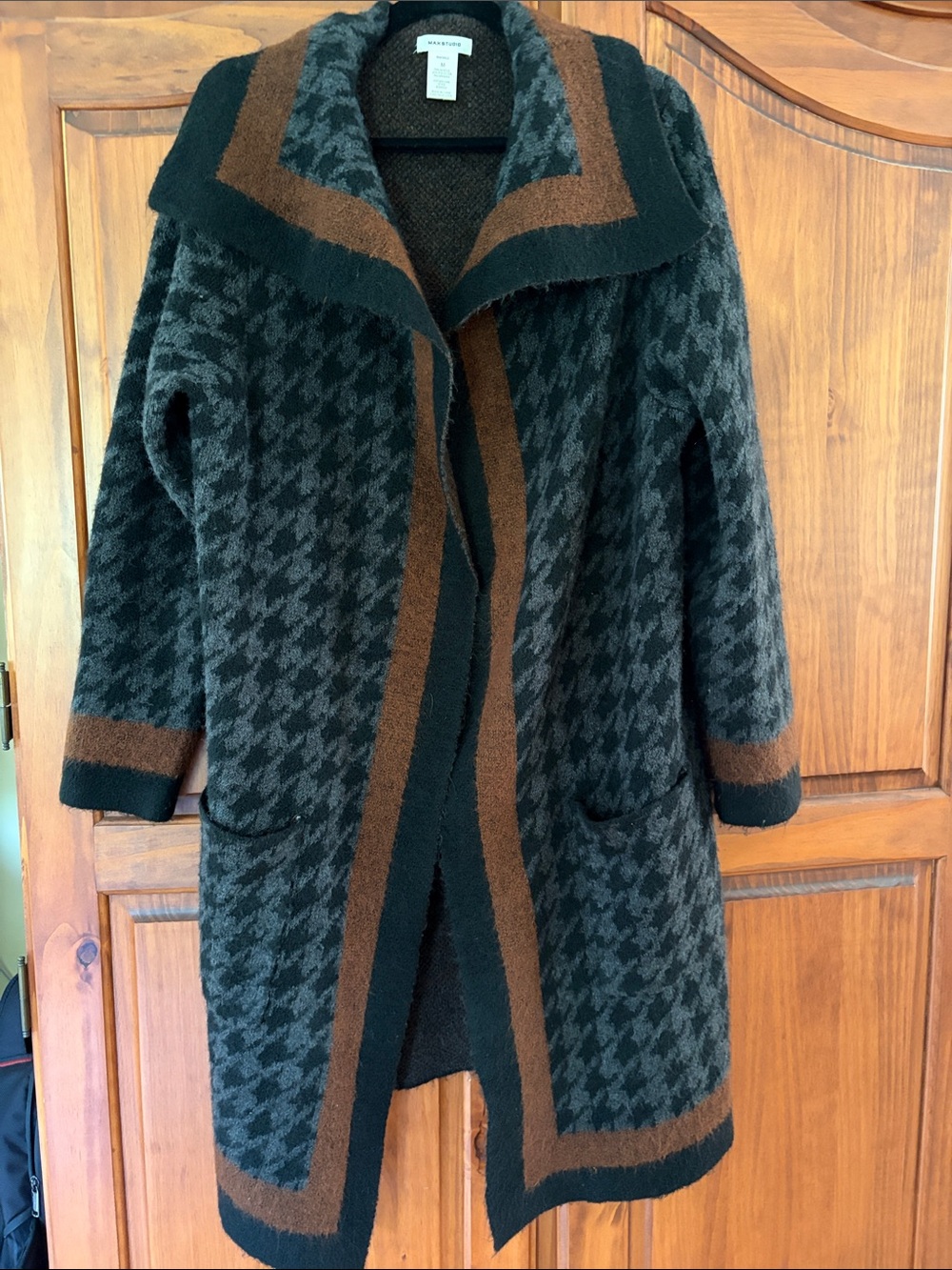 Max Studio Women’s Long Open Sweater Medium Black Gray Houndstooth, Rust Stripe